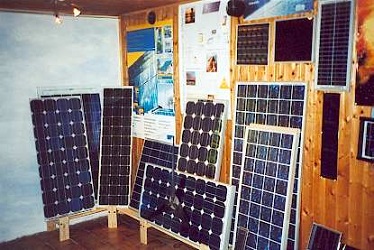 Solarmodule im Ausstellungsraum